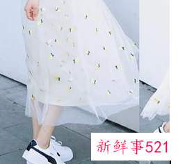 女式小白鞋怎么穿