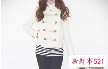 白色毛呢大衣配什么颜色毛衣好看