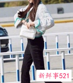 白色短款小香风外套搭什么