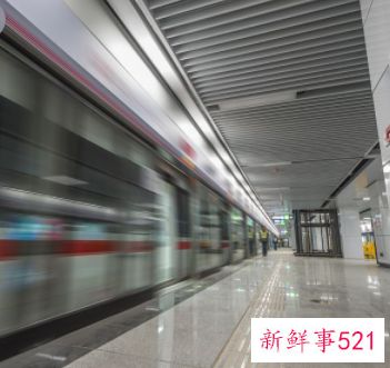 女生地铁安检员累不累