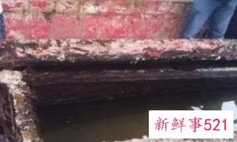 梦见自己和亲人在河里埋死人