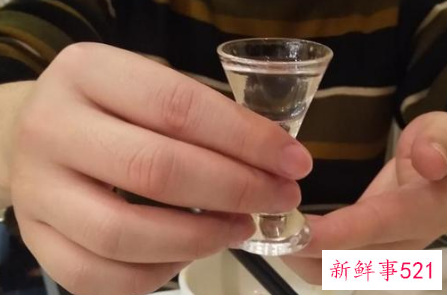 双手敬酒是什么意思