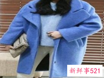 浅蓝色毛衣配什么大衣