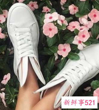 女式小白鞋怎么穿