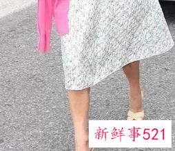 凉鞋黑色和白色哪个好看