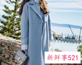 浅蓝色毛衣配什么大衣
