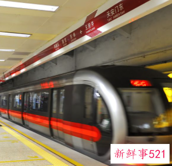 女生地铁安检员累不累