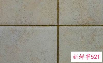 瓷砖被强碱腐蚀后变黑