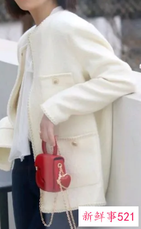 白色短款小香风外套搭什么