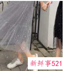 女式小白鞋怎么穿