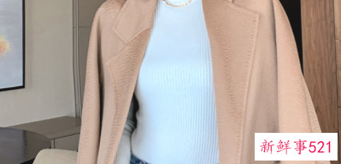 白色毛呢大衣配什么颜色毛衣好看