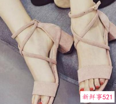 凉鞋黑色和白色哪个好看