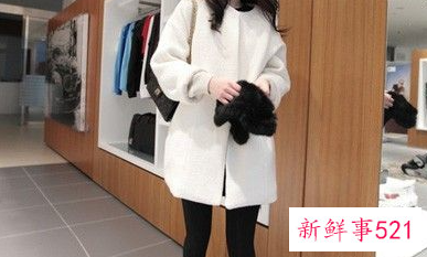 白色毛呢大衣配什么颜色毛衣好看