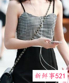 夏季怎样穿吊带好看