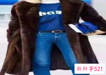 浅蓝色毛衣配什么大衣