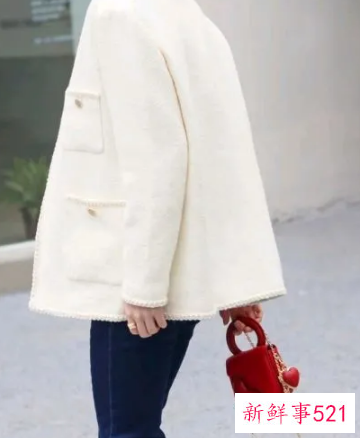 白色短款小香风外套搭什么