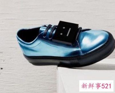 女式小白鞋怎么穿