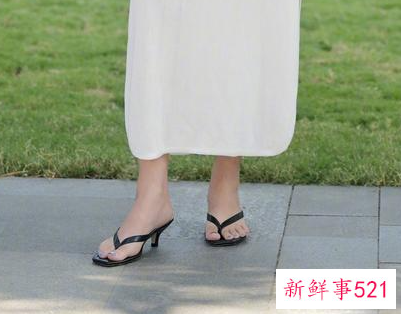 凉鞋黑色和白色哪个好看