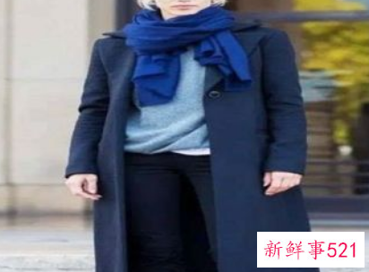 浅蓝色毛衣配什么大衣