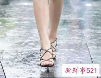 凉鞋黑色和白色哪个好看