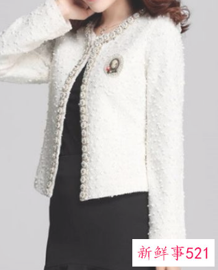 白色短款小香风外套搭什么