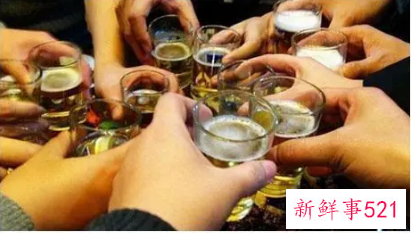 酒桌上话不多的女人