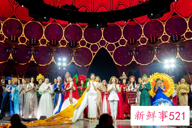 迪拜世博会中国国家馆上演东方旗袍秀