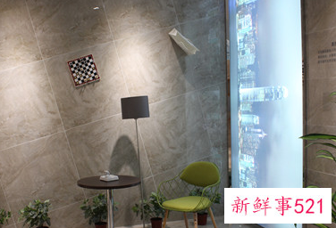 瓷砖被强碱腐蚀后变黑