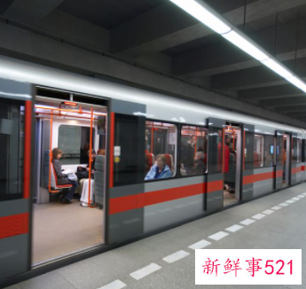 女生地铁安检员累不累