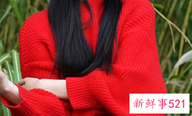 红色毛衣配咖啡色马甲好看吗