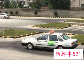 练车适合穿什么鞋子