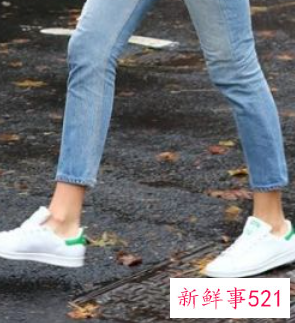 女式小白鞋怎么穿