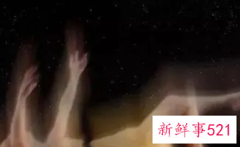 梦见自己和亲人在河里埋死人