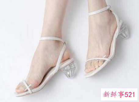 凉鞋黑色和白色哪个好看