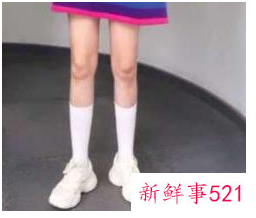 女式小白鞋怎么穿