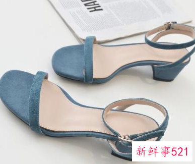 凉鞋黑色和白色哪个好看