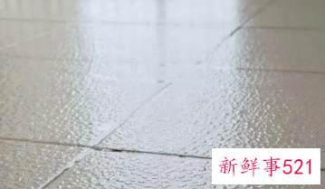 下雨天瓷砖地面返潮