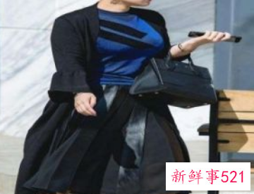 浅蓝色毛衣配什么大衣