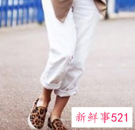 女式小白鞋怎么穿