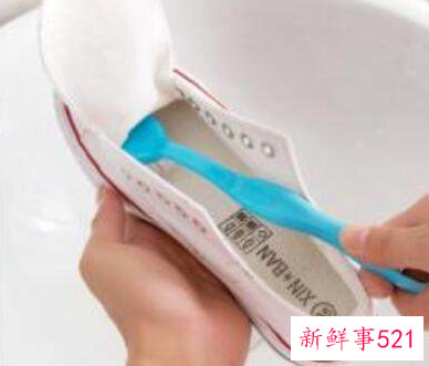 运动鞋可以泡在水里洗吗