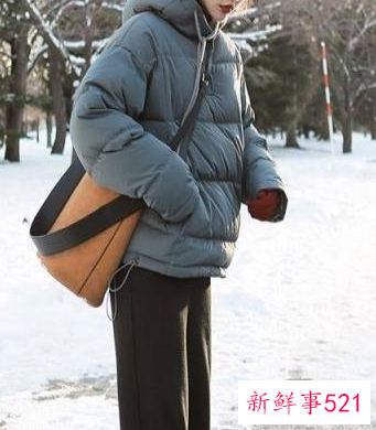 冬天穿羽绒服配什么裤子