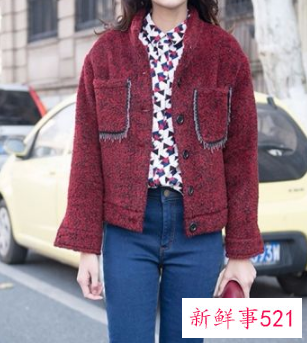 白色短款小香风外套搭什么