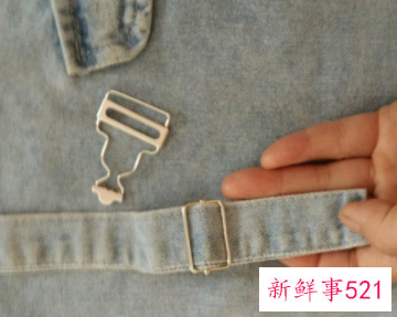 背带裙扣子怎么扣