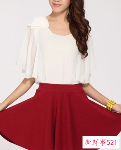 红色的短裙怎么搭配好看