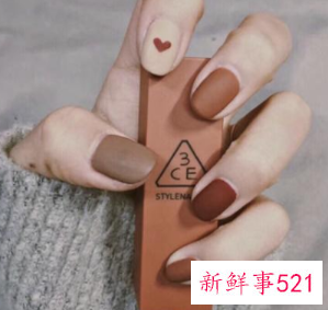 秋季做指甲什么颜色显手白