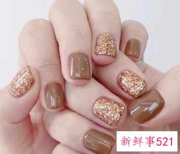 秋季做指甲什么颜色显手白