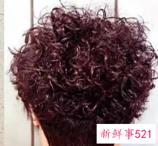 50岁女人留啥发型好看烫发