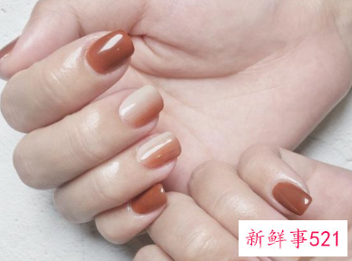 秋季做指甲什么颜色显手白