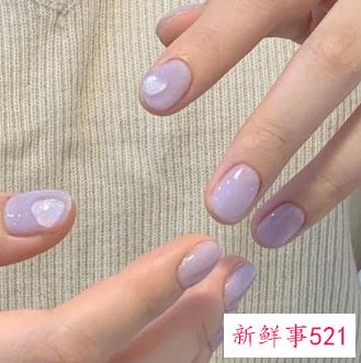 秋季做指甲什么颜色显手白