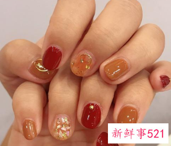 秋季做指甲什么颜色显手白